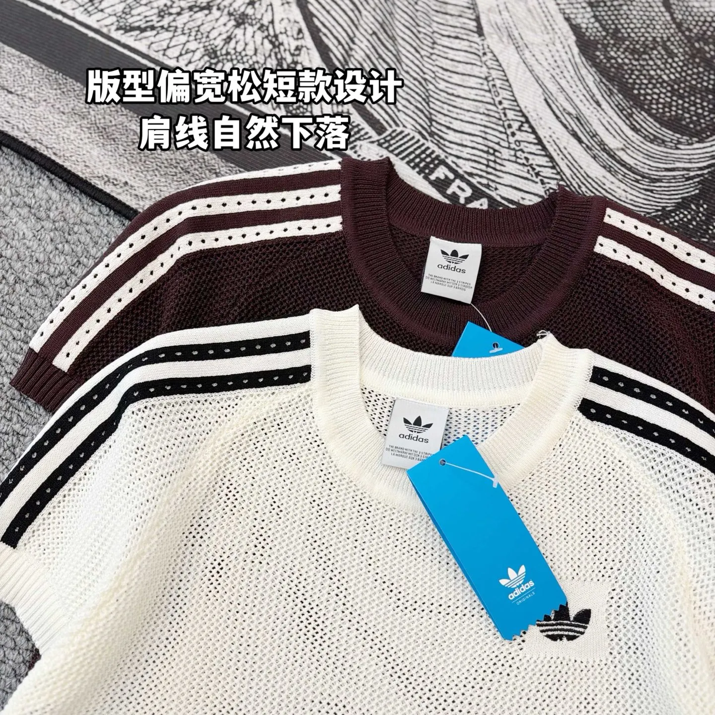 Adidas Clover Retro knitted sweater short-sleeved style is the ultimate summer wear! Campus style! The classic three-stripe + contrasting lapel design has an American college retro feel. The clover embroidery on the chest is low-key yet recognizable, making it ultra-Versatile in style. The breathable mesh knitted fabric is not stuffy and feels soft and skin-friendly. The short version just exposes the waistline. Pair it with high-waisted denim or pleated skirts to show off your proportions, making you look sweet and cool in seconds. The black and white contrasting color model is refreshing and reduces age, while the dark brown model has its own retro atmosphere. The two colors can be used with your eyes closed without stepping on thunder! Whether it is daily commuting, going on a date or shopping, or traveling to take photos, you can easily achieve a relaxed and fashionable look. The workmanship is full of details, the wiring is neat, the quality is not inferior to that of the counters, and the price-performance ratio is super high! This all-purpose T-shirt is a must-have in your summer wardrobe. It is slim and versatile, and can easily be worn with the Korean blogger’s Same Style. In Stock, you can post it in seconds without any hassle! Style number: A 237# Color: White Size: S M L XL